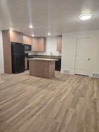 Building Photo - ***Move in Special***