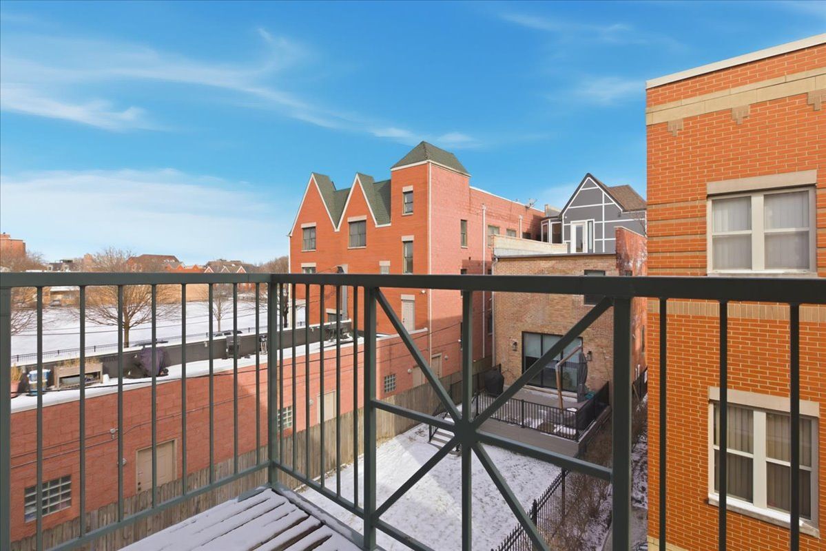 Building Photo - 4530 S Woodlawn Ave