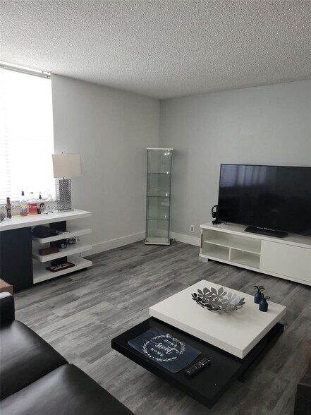 Building Photo - 20350 W Country Club Dr