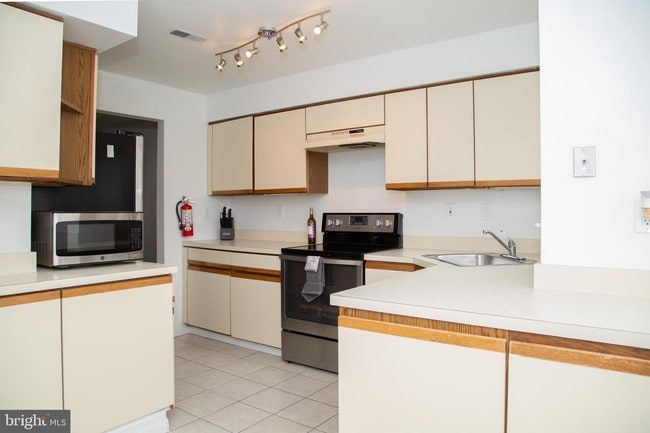 Building Photo - 828 Chanticleer