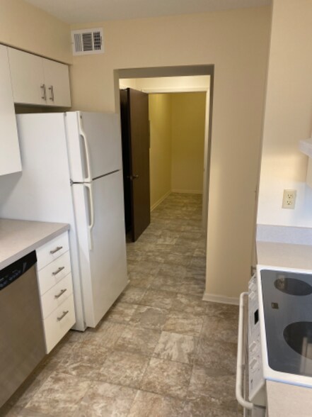 Building Photo - 2005 NW Hickory Ln