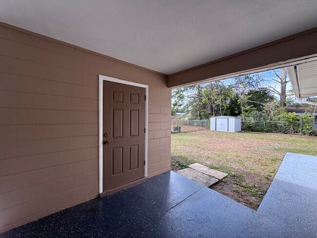 Building Photo - Charming 3/2 with Modern Updates