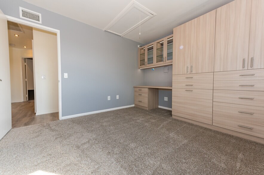 2nd Bedroom Wardrobe - 10913 Draco Rd