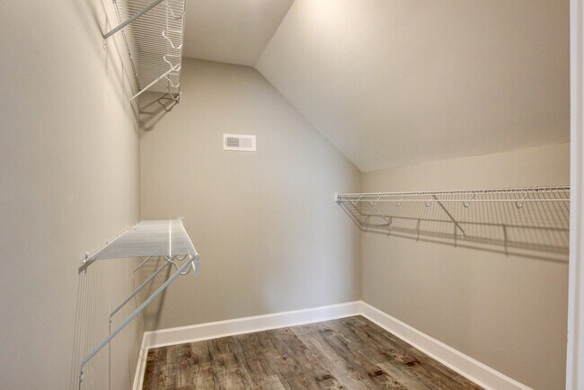Building Photo - 127 Riverbend Dr