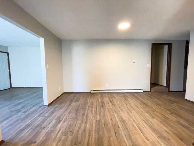 Building Photo - 2213 E Memorial Dr