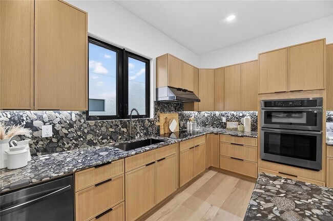 Building Photo - 2335 Oak Terrace