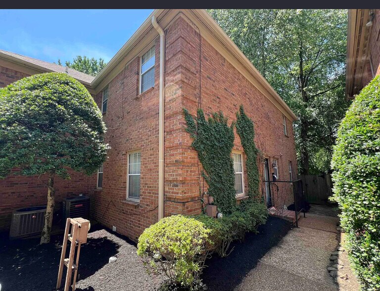 Building Photo - 258 Lombardy Pl