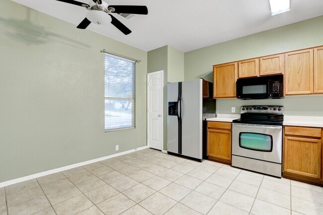 Building Photo - Stylish Two-Story Townhome with Greenbelt ...