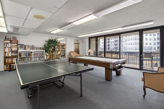 Building Photo - Stunning Condo With Exclusive Bay Views!