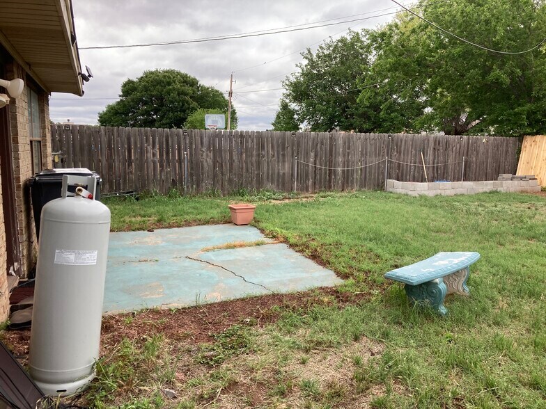 Back yard Suite B - 1607 City View Dr