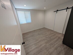 Building Photo - Private room with private en-suite bathroo...