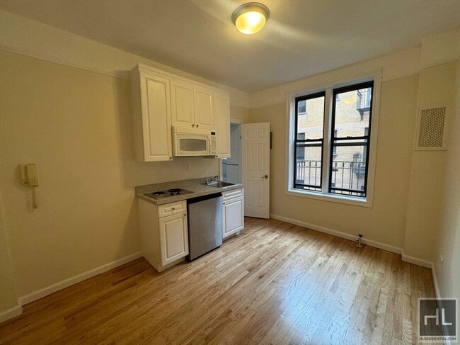 Building Photo - 305 W 45th St