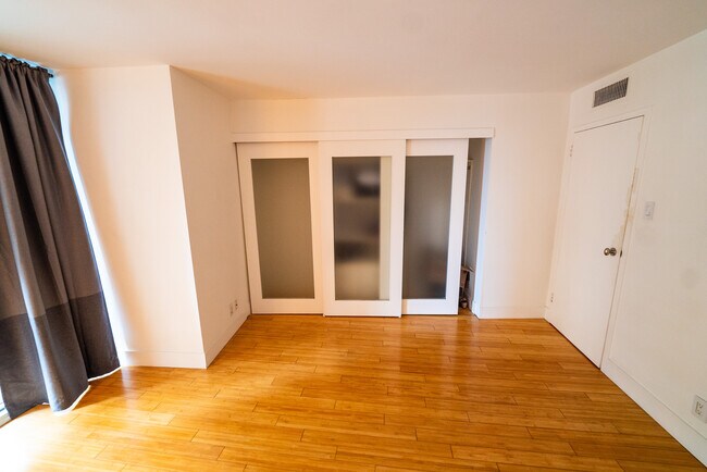 Building Photo - 4337 Marina City Dr