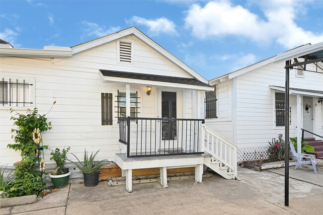 Building Photo - 305 N Live Oak St