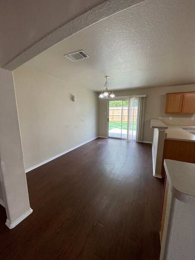 Building Photo - NEW ON MARKET