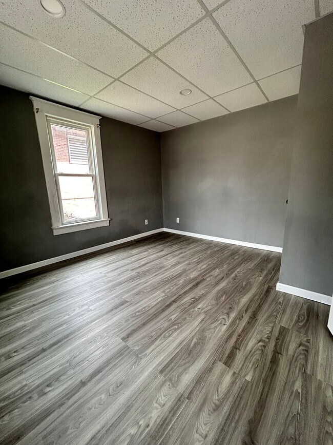 Building Photo - 110 E 4th Ave