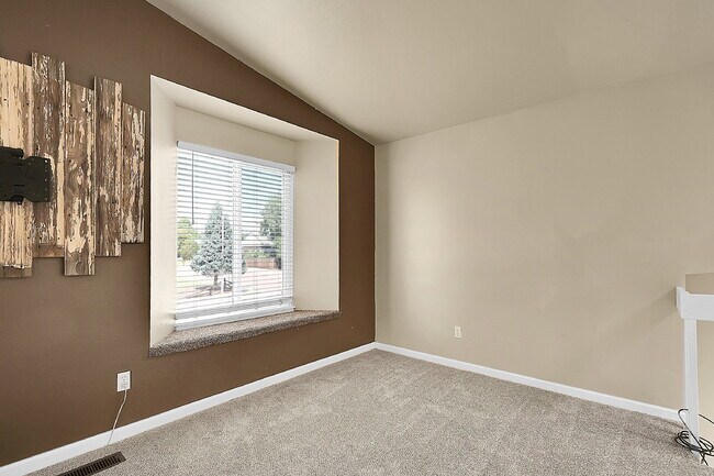 Building Photo - $2,095, 3 bed, 2 bath, located in Colorado...