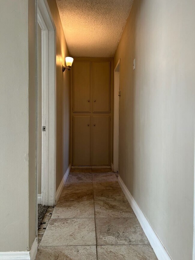 Building Photo - 702 W Atkins Ave