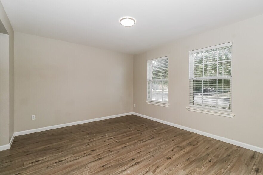 Building Photo - 208 Rinehardt St