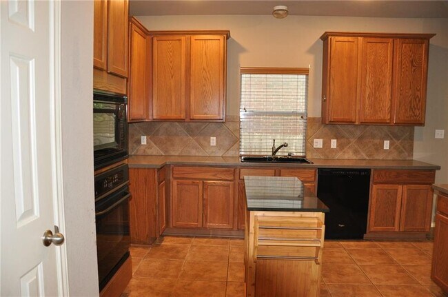 Building Photo - 507 Las Colinas Dr