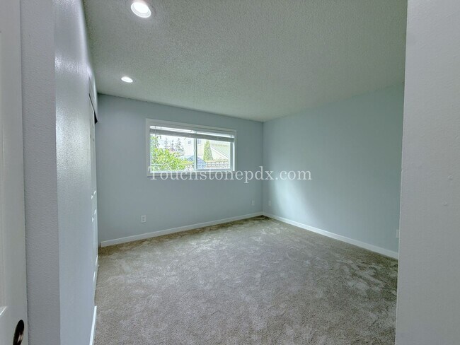 Building Photo - 2 WEEKS FREE OF RENT! Inviting East Portland Apartment