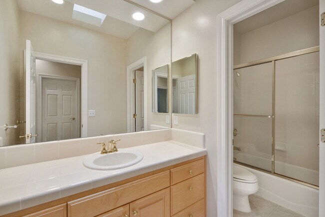 Building Photo - Luxury 4 bedroom/3 bathroom home in Menlo ...