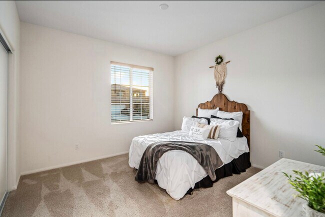 Building Photo - 44112 Sierra Vista Dr