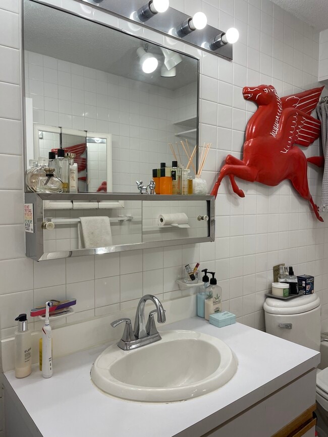 Building Photo - 77 Pond Ave