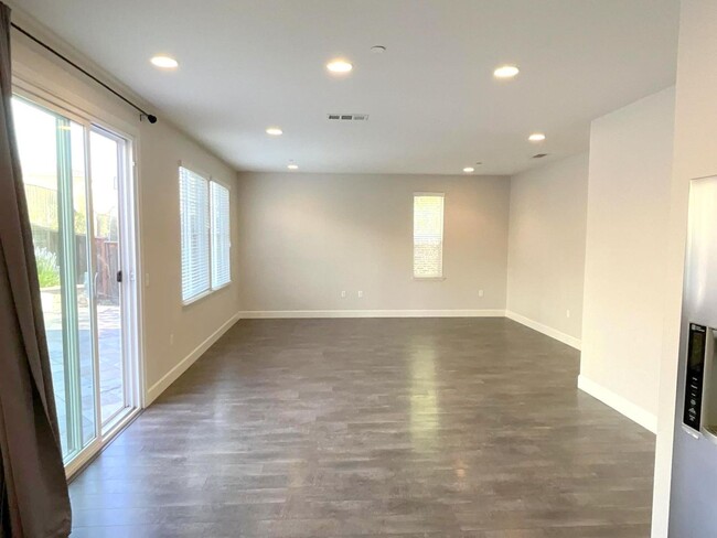 Building Photo - NEW PRICE ! Beautiful Contemporary Home In...