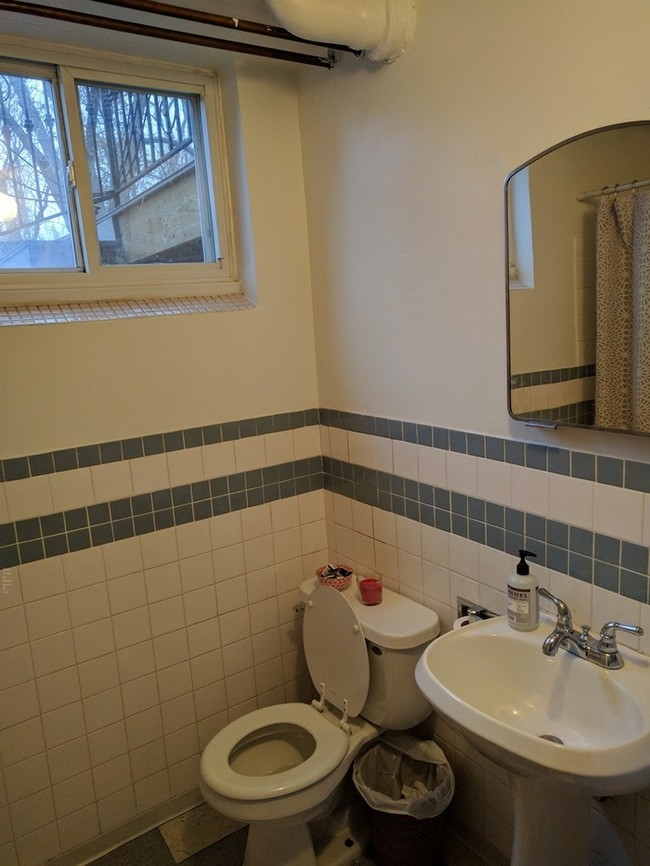 Building Photo - Spacious Sunnyside Garden-Level Apartment