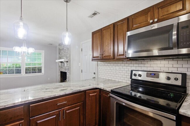 Building Photo - 208 Greenbriar Dr