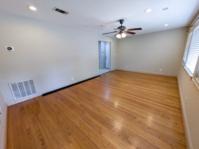 Building Photo - 5031 Simpson Ave