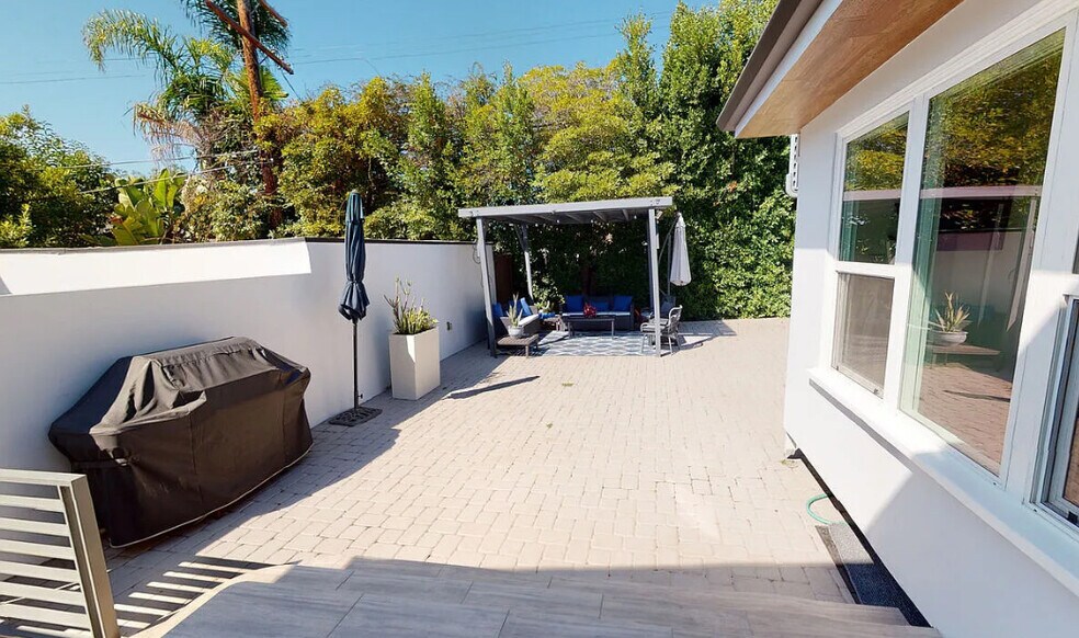 Building Photo - 10331 La Grange Ave