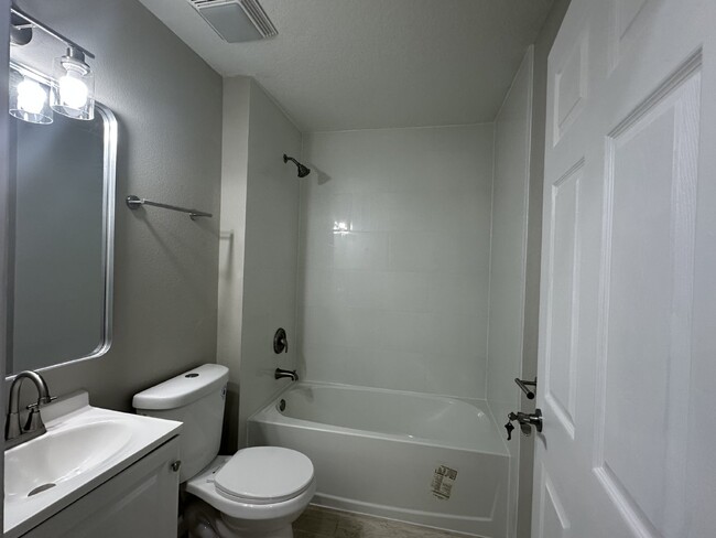 Building Photo - "Spacious 3-Bedroom Duplex Oasis with 2 Fu...