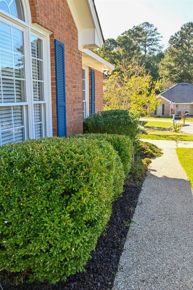 Building Photo - NE-Columbus-3 Bedrooms & 2 full Baths-Move...