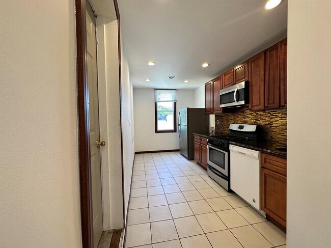 Building Photo - 125 Zabriskie St