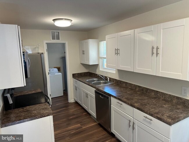 Building Photo - 12102 Wilderness Park Dr