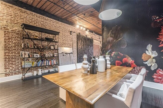 Building Photo - 320 Peters St SW