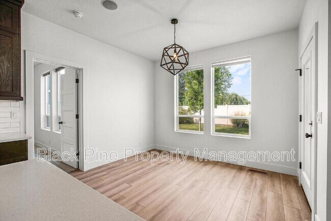 Building Photo - 2167 Klemmer Ave N