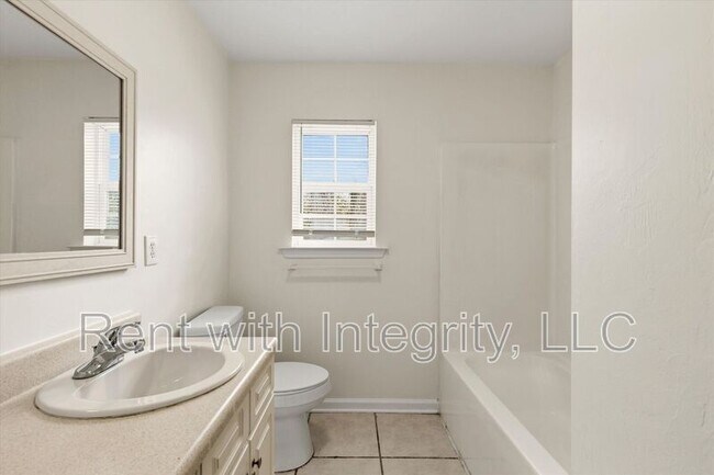 Building Photo - 735 Putnam Dr