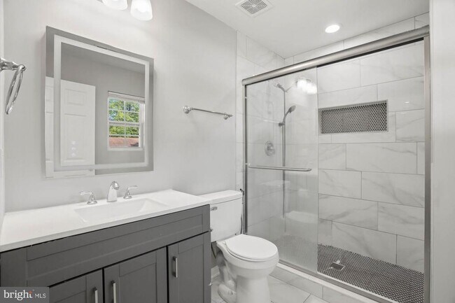 Building Photo - 283 Shorewood Dr