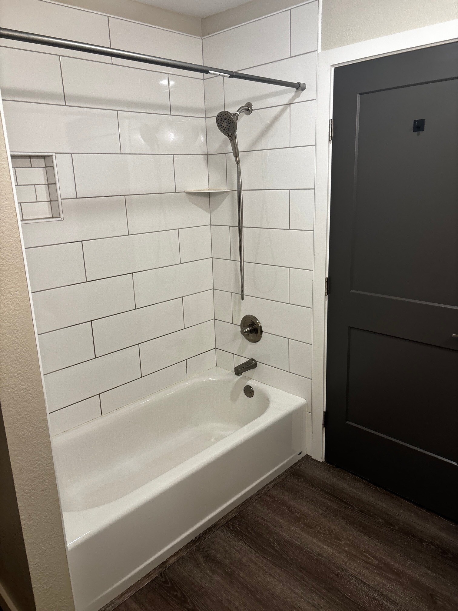 Tub/Shower area - 8204 Mentra St