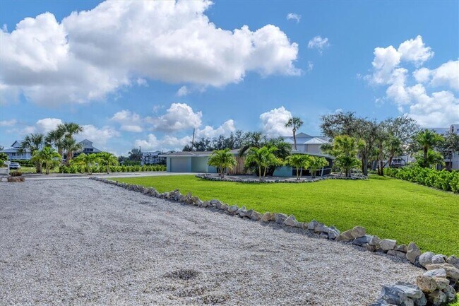 Building Photo - 550 Gaspar Dr