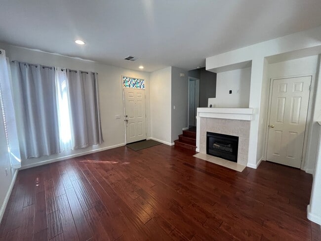 Building Photo - 4 Bedroom Townhome for Rent in Stevenson R...