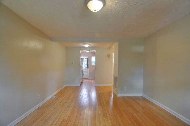 Building Photo - Cute 2 bedroom - Close to Downtown Carrboro and  UNC!