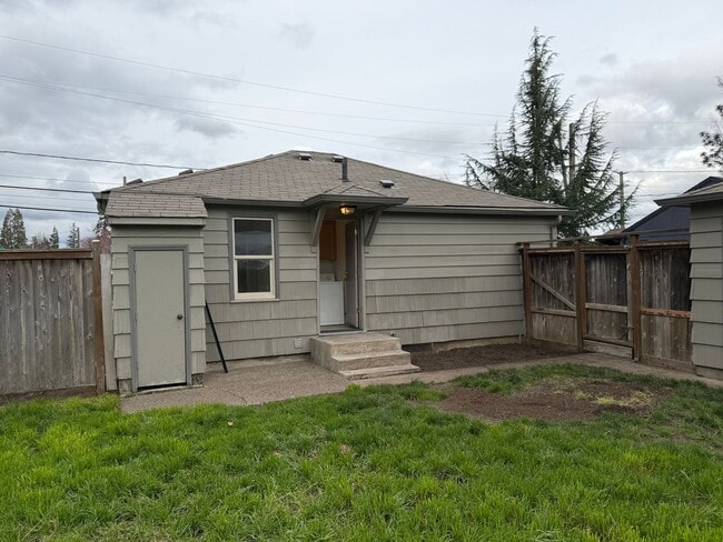Building Photo - Charming 2 bed 1 bath house in a great neighborhood!