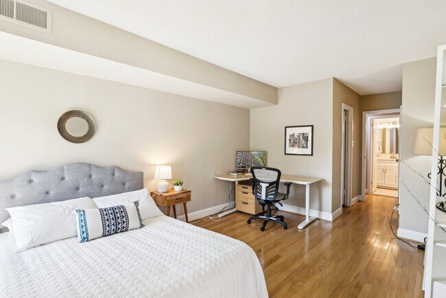 Building Photo - Incredible 2-Bedroom & 2-Bathroom in Pentagon City!