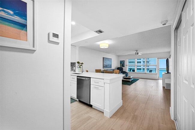 Building Photo - 3900 Galt Ocean Dr