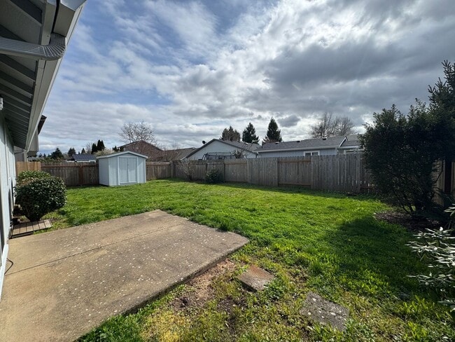 Building Photo - 3 Bedroom 2 Bath House in Bethel-Danebo