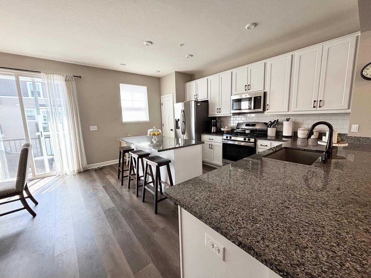 Building Photo - 821 Roselyn Dr